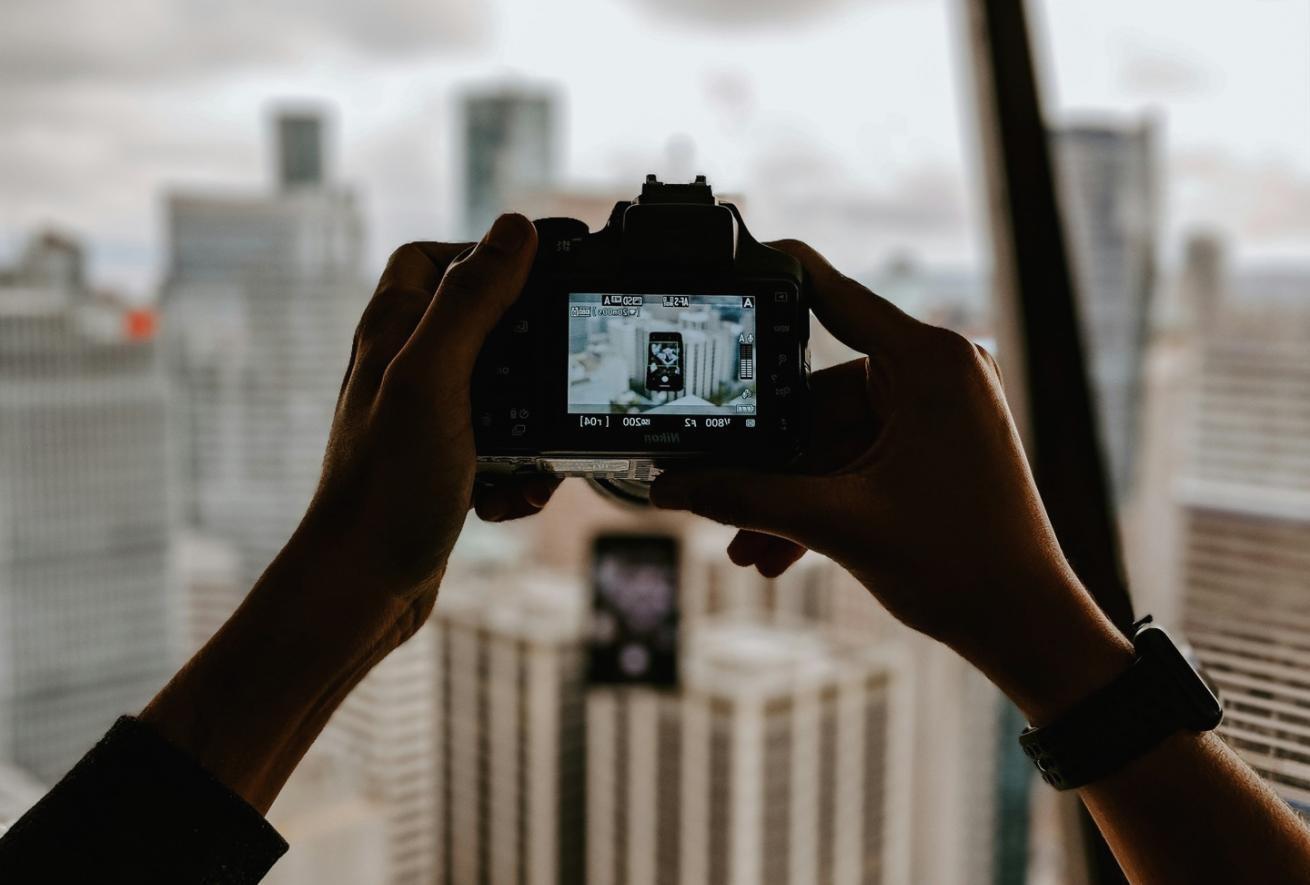 Studente che lavora su progetto di editing video in aula collaborativa