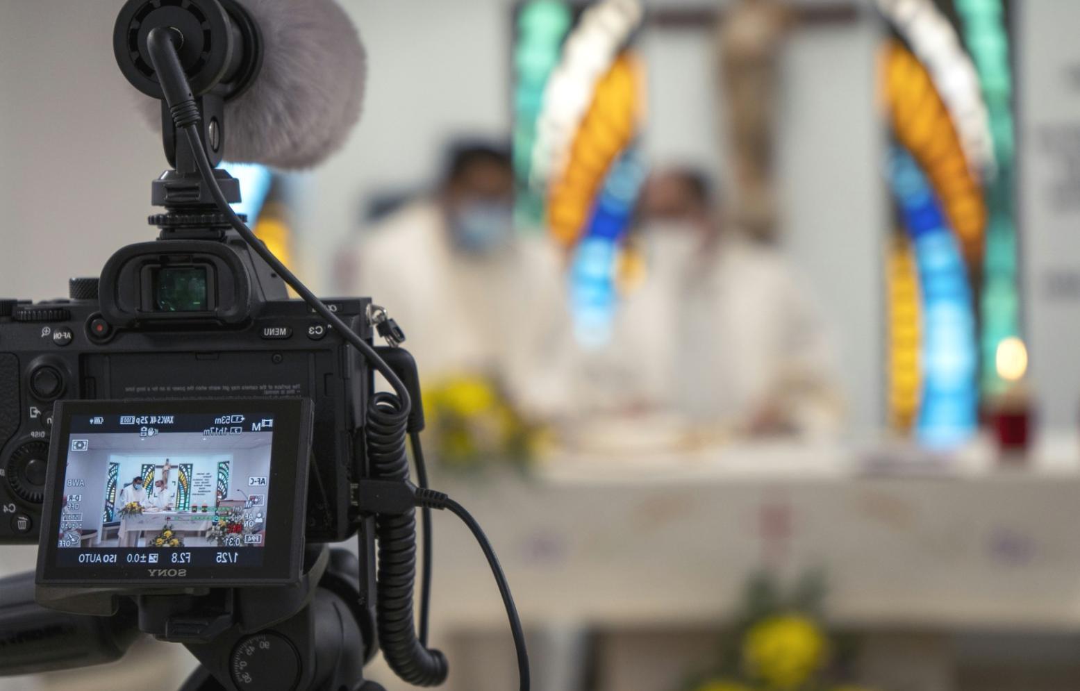 Studio di montaggio video professionale con attrezzature moderne