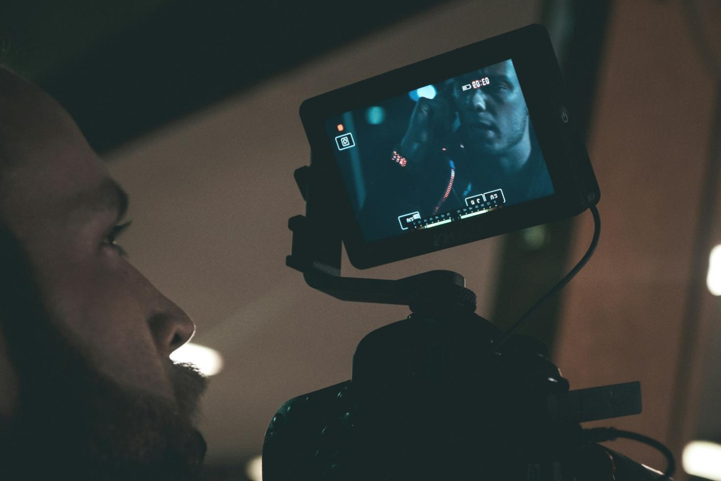 Studente che lavora su un progetto di editing video