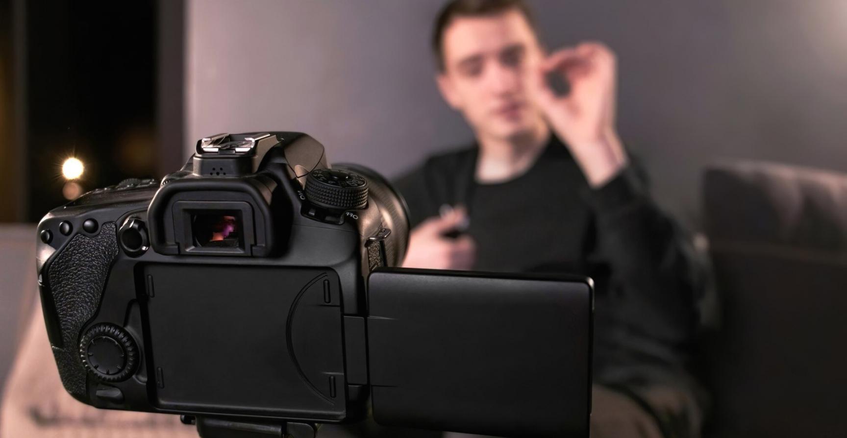 Professionista durante una sessione di montaggio video non-lineare