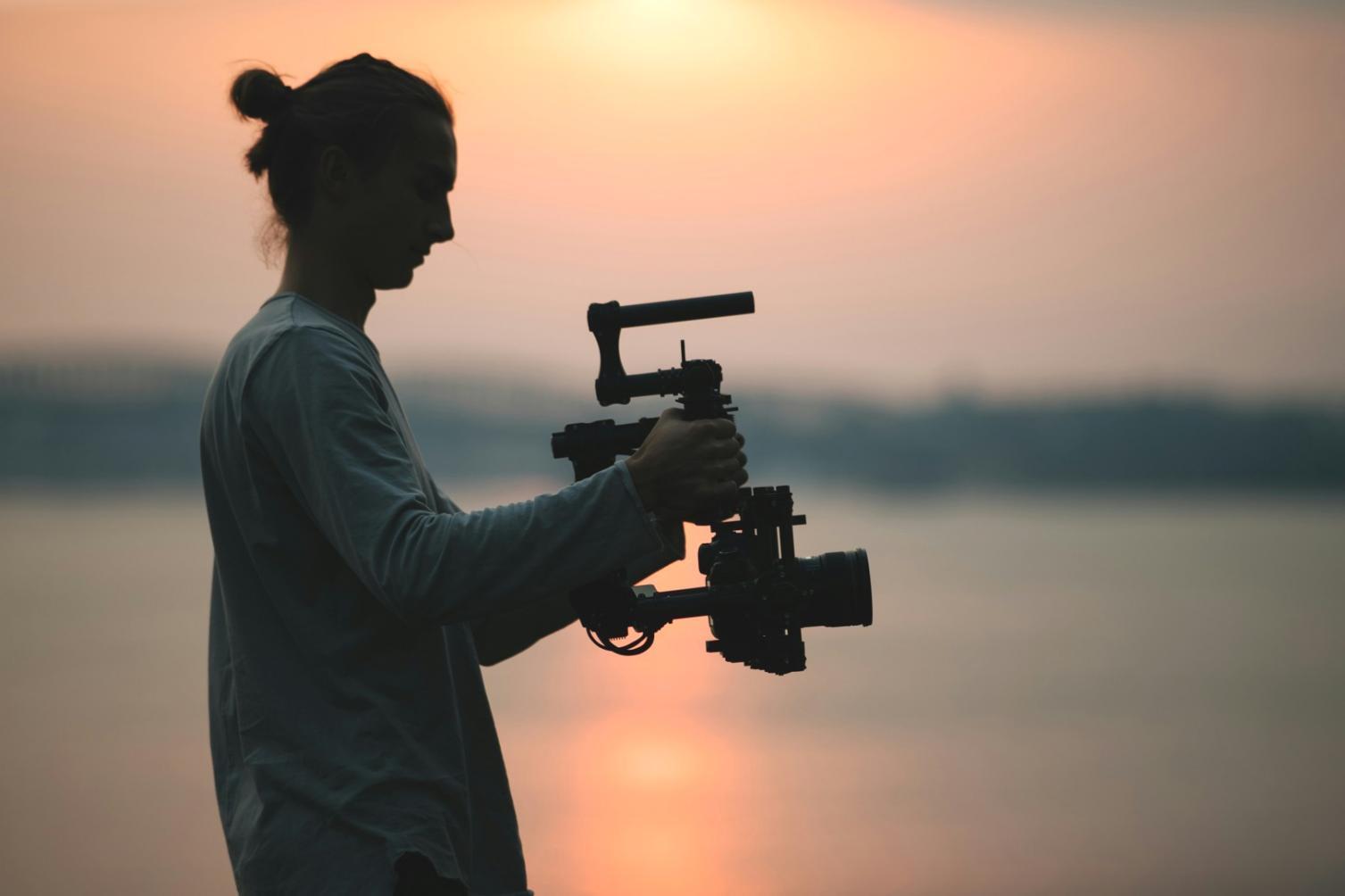 Laboratorio di editing video professionale con postazioni di montaggio